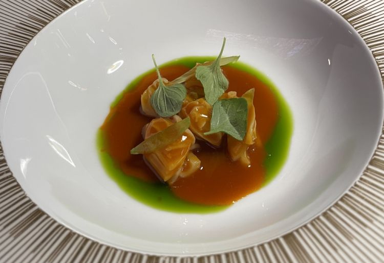 Trippa di calamaro
«Questo piatto nasce dalla ricerca per individuare la tecnica giusta con cui dare al calamaro una consistenza simile a quella della trippa di vitello, il centopelli. Lo tagliamo, lo cuociamo per pochi secondi in acqua salata e poi blocchiamo la cottura con acqua e ghiaccio. La salsa è fatta con peperoni, sedano e cotenna di maiale, molto concentrata, con la giusta viscosità; infine aggiungiamo del sedano e un distillato fatto da noi, a base di zenzero e mentuccia»