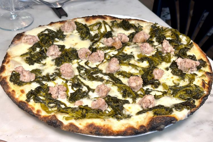 Salsiccia e friarielli: salsiccia di suino nero, friarielli saltati, fiordilatte, provola di Agerola, peperoncino
