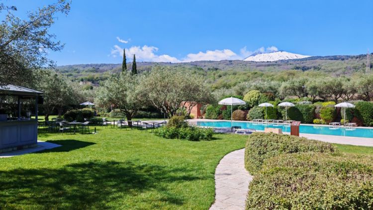 La piscina, con l'Etna sullo sfondo
