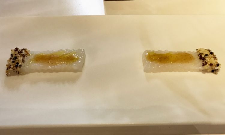 Sashimi di calamaro ai sei cereali con vinaigrette di umeboshi