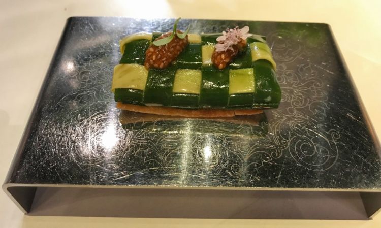 Raviolo di avocado e coriandolo, granchio reale, maionese di chipotle, semi di chia