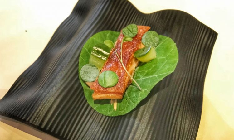 Taco di foglia cappuccina con maialino croccante, maionese di Hoisin, cetriolo, foglie di menta e coriandolo
