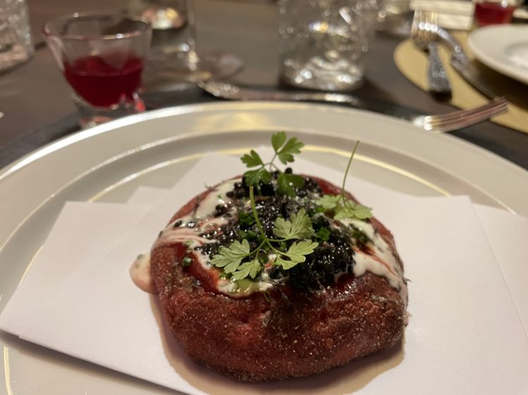 A EST…
Base barbabietola, borsht di maiale e barbabietola, panna all’aringa, caviale fresco, caviale disidratato, erba cipollina e cerfoglio
