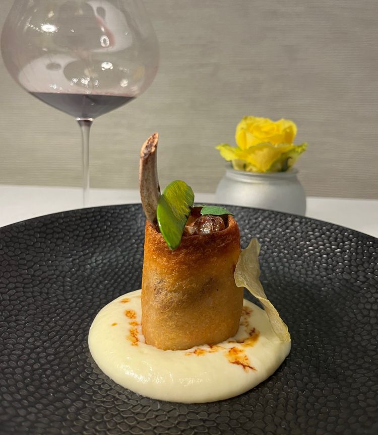 Costoletta di agnello farcita di foie gras e tartufo in crosta di pane e mandorle - Foto AC
