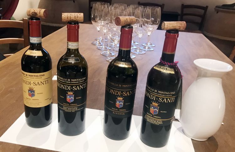 Le bottiglie degustate: da sinistra, Rosso di Montalcino 2017, Brunello di Montalcino 2015, Brunello di Montalcino Riserva 2013 e il Brunello di Montalcino Riserva 1983
