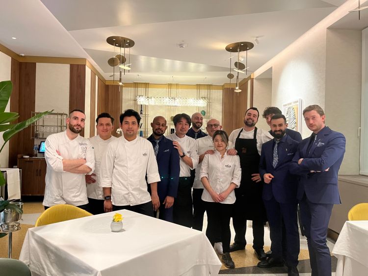 Il team di sala e cucina con lo chef Sadler - Foto Annalisa Cavaleri
