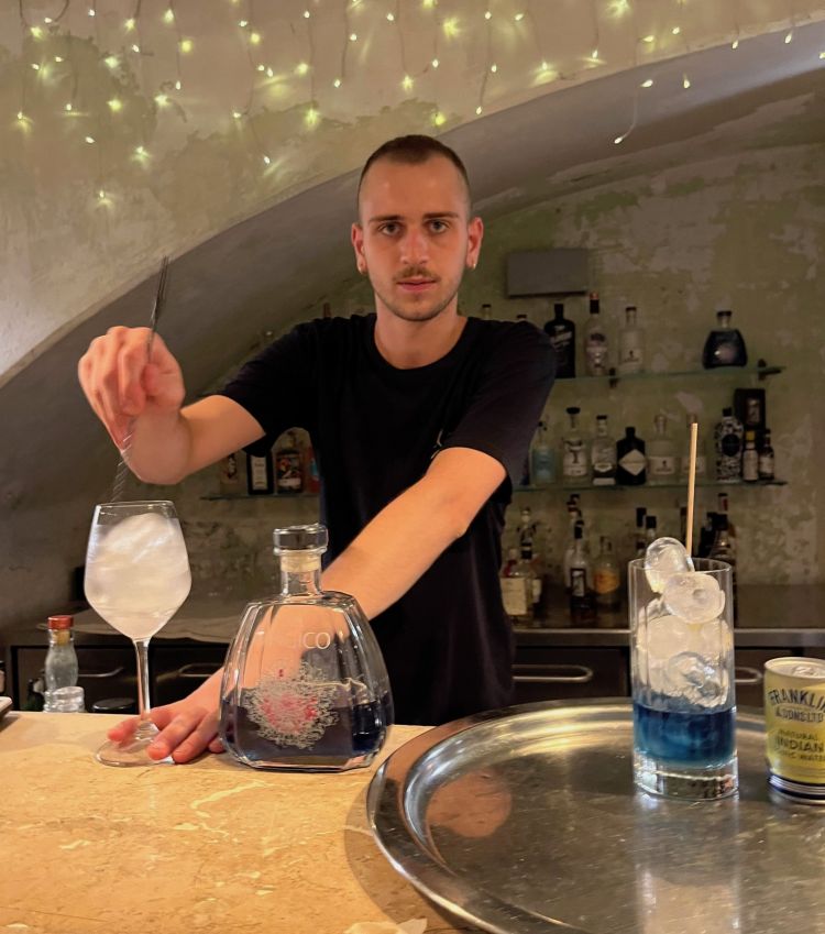 Il giovane Luca Turco si occupa dei cocktail
