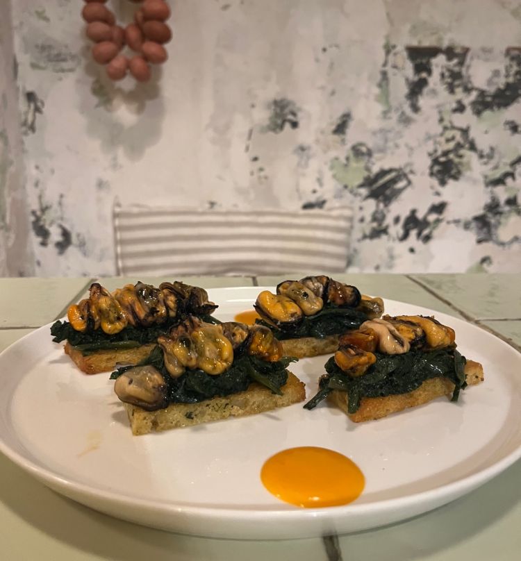 Crostone cozze ed erbe selvatiche