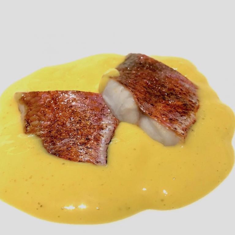 Triglia e fondo di triglia, tuorlo d'uovo, succo di limone e garam masala, per un tocco orientale. Il pesce è marinato in sale e zucchero, poi cotto 45° sottovuoto («Evito tale tecnica, questo è l'unico piatto in cui la utilizzo perché mi dà esiti migliori di ogni altra»)
