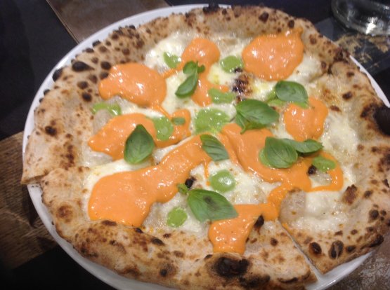 Una delle pizze di Alciati, la margherita “rivisitata” con la maionese di pomodoro e l’essenza di basilico (foto Rocco Moliterni)
