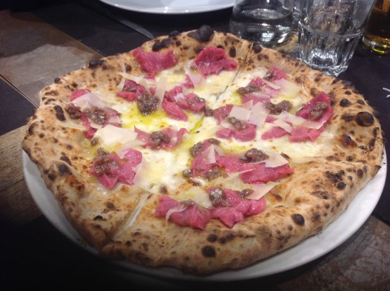 Un'altra pizza di Alciati, con carne cruda all'Albese e alici di Cetara (foto Rocco Moliterni)
