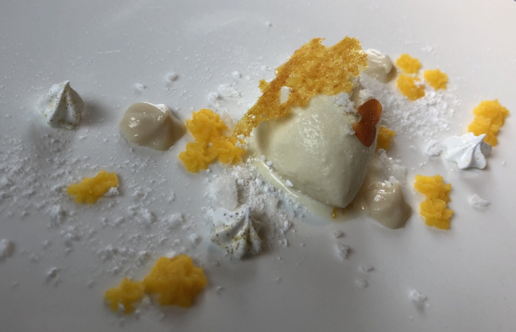 Clementina va a nanna: gelato alla camomilla con cremoso al mandarino
