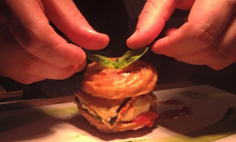 Della zeppola esistono anche infinite versioni salate. Quella preferita da Alfonso Crescenzo? Con una fettina parmigiana di melanzane
