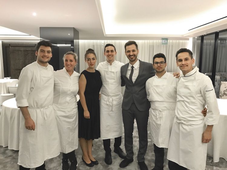 Lo staff. Da sinistra Edoardo Liotta, Francesca Bossi, la maître Aurora Ferro (classe 2000 da Sciacca), lo chef Davide Guidara, il sommelier Rosario Sorbello (classe 1991 da Acireale), Paolo Vitale, Manuel Tropea
