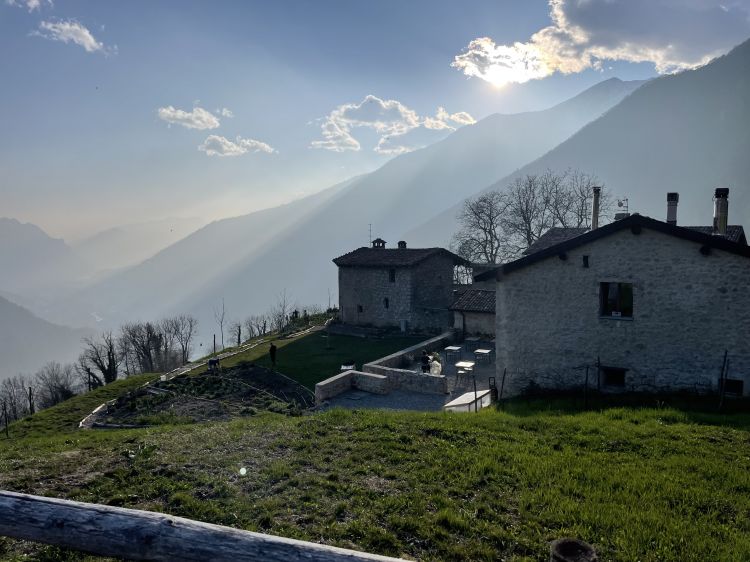 Vista dall'alto di Contrada Bricconi, ristoran