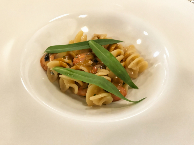 Fusillo cotto in acqua di cipolla Margherita di Savoia, cozze pelose, pecorino e limone salato, di Pasquale Laera