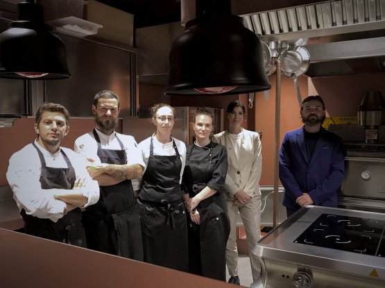 Lo staff dell'Alto: da sinistra Elios Bono, lo chef Mattia Trabetti, Irene Zui, Arianna Aravecchia, la sommelier Chiara Vezzani, il maître Alberto Gallingani