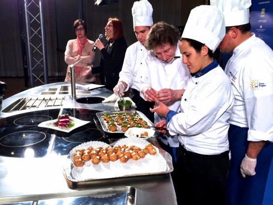 Genin at work on the stage of Le Strade della Mozzarella