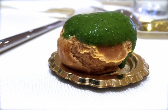 Lo Choux alla ricotta montata con poca panna di bufala e olio evo, coperto di glassa alle erbe