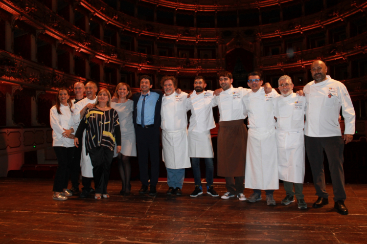 Gli chef con il sindaco di Cremona Gianluca Galimberti, Roberta Garibaldi e Barbara Manfredini

