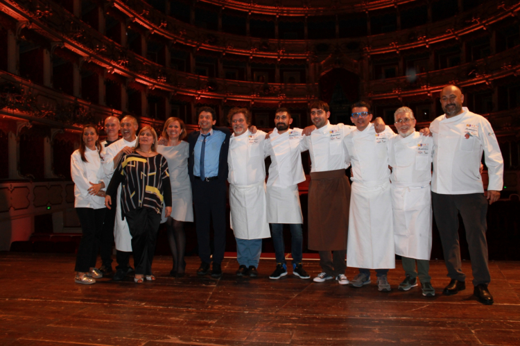 Gli chef con il sindaco di Cremona Gianluca Galimberti, Roberta Garibaldi e Barbara Manfredini
