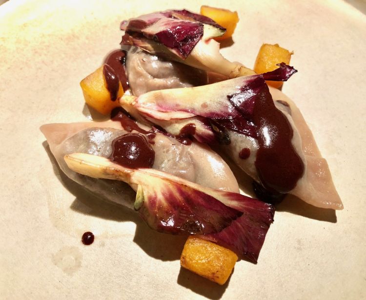 Ravioli di guancia brasata, rosa di Gorizia, salsa di vino e cioccolato