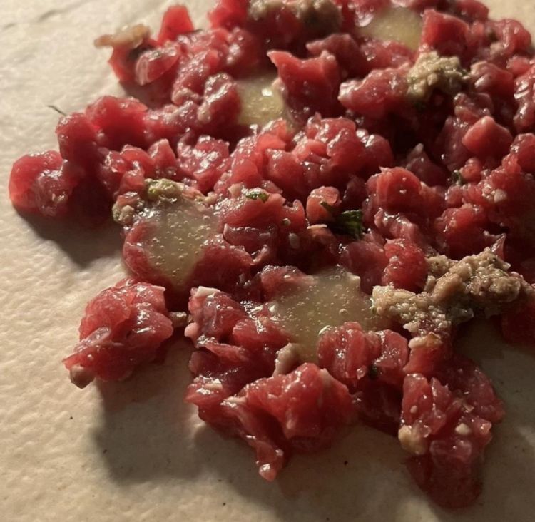 Tartare di pecora, noci fermentate, capperi e sedano