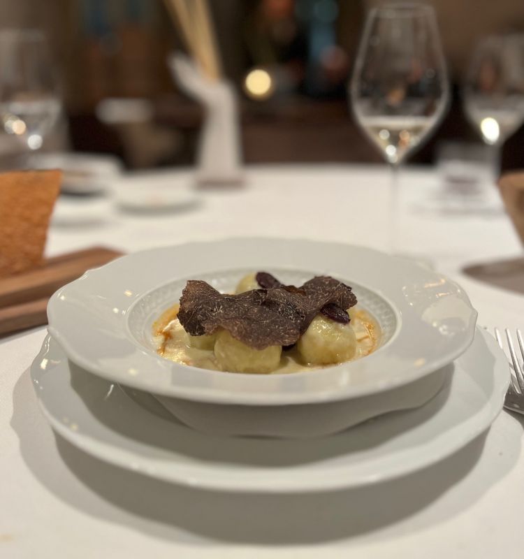 Gnocchi brasati ripieni di guancina, topinambur e tartufo nero - Foto AC
