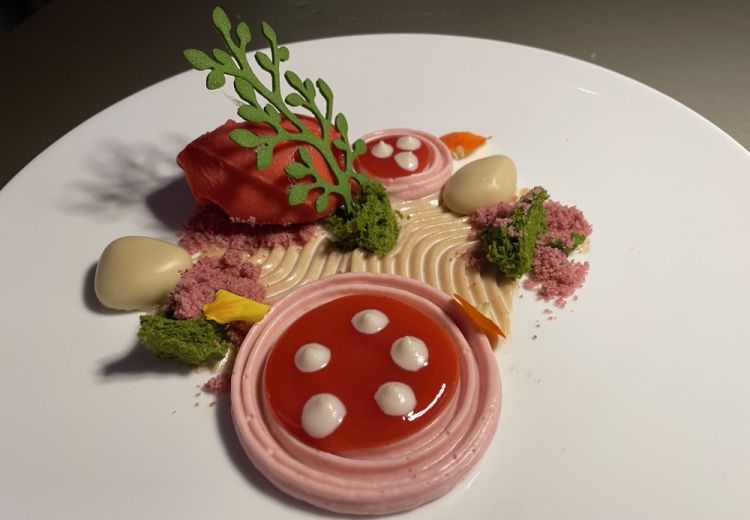 Luca De Santi: Giardino Zen
«La versione primaverile di questo dessert ha come ingredienti principali fragole e mandorle. Alla base abbiamo una namelaka alle mandorle, che si trova anche nei "sassi" presenti sul piatto, una pannacotta alla fragola, una composta di fragola profumata allo yuzu, latte di mandorla, un biscotto alla fragola, una spugna al tè matcha, un sorbetto alla fragola e una cialda al tè matcha. Questa versione entrerà in carta tra pochissimi giorni, è un'anteprima: il Giardino Zen è il nostro dolce iconico, di cui proponiamo interpretazioni diverse con il cambiare delle stagioni»
