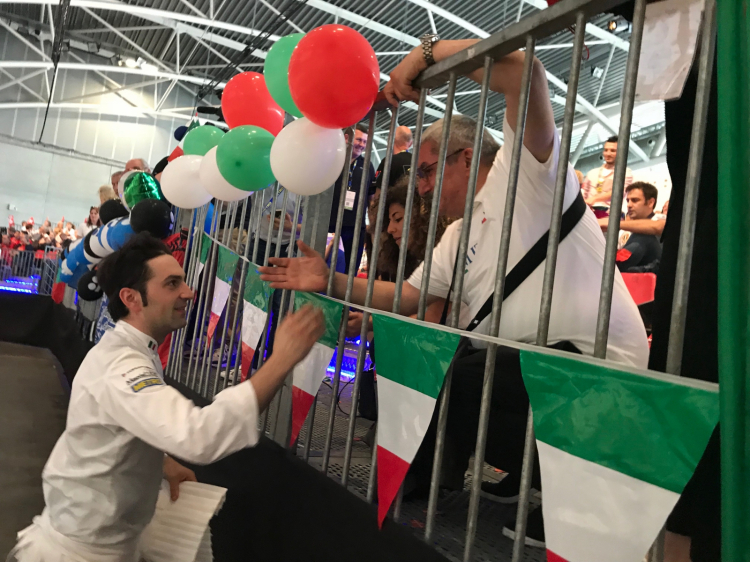 Martino Ruggieri saluta i tifosi italiani dopo la gara
