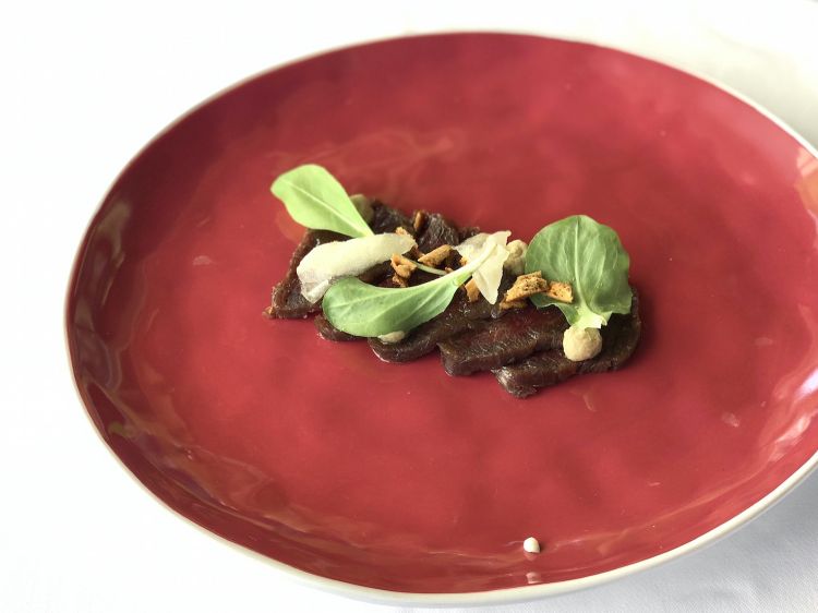Asina marinata al pepe, radicchio, pere ghiacciate e grissini bruciati