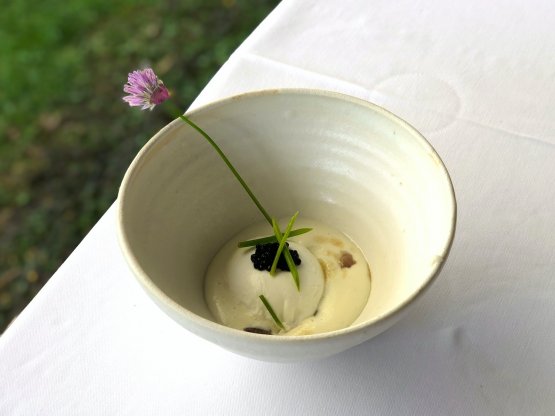 Uovo in camicia, crema di ricotta, la “saracca” e le sue uova