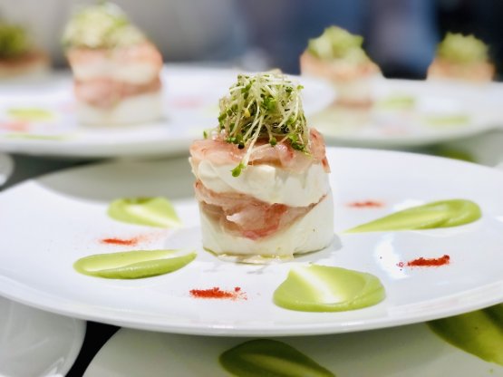 Lasagnetta di mozzarella di bufala e crudo di gamberi con salsa di cavolo broccolo