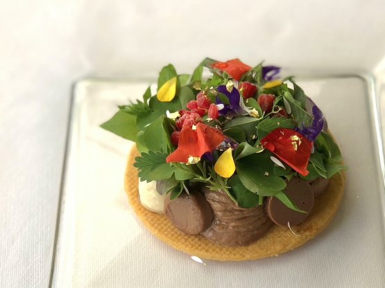 Ritratto di Signora: morbido ai 3 cioccolati, frolla salata, erbe e fiori di campo. Dessert dedicato all’omonimo dipinto di Gustav Klimt
