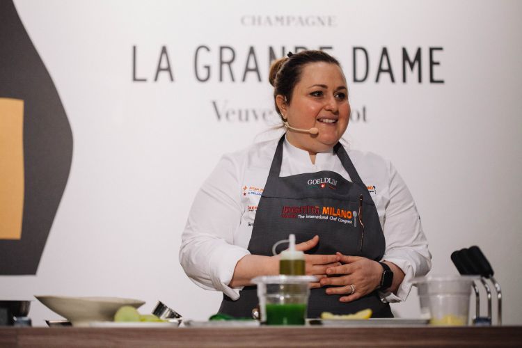 Il coinvolgente sorriso di Caterina Ceraudo: la chef calabrese del ristorante Dattilo a Strongoli ha presentato Cedro e lattuga
