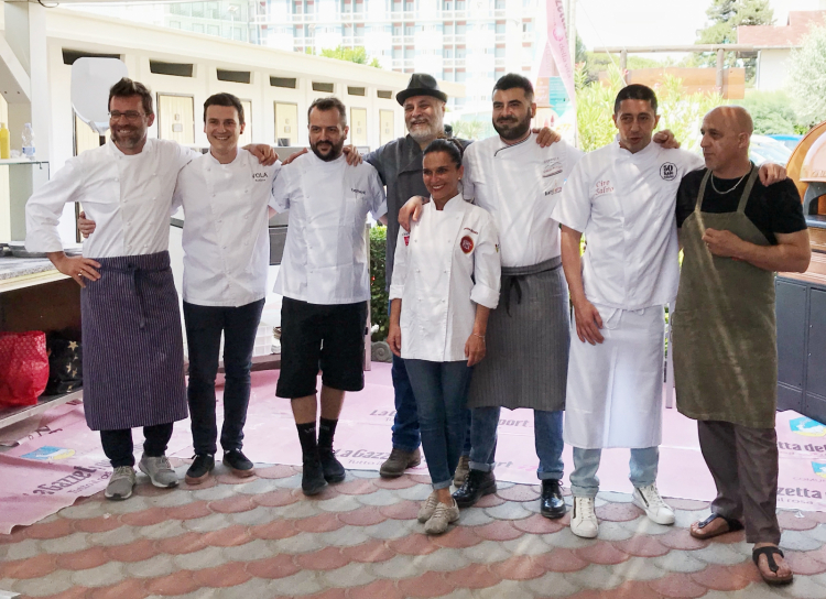 Gli otto pizzaioli: da sinistra Renato Bosco, Stefano Vola, Matteo Aloe, Bernardo Garofalo, Marzia Buzzanca, Gennaro Battiloro, Ciro Salvo e Corrado Scaglione
