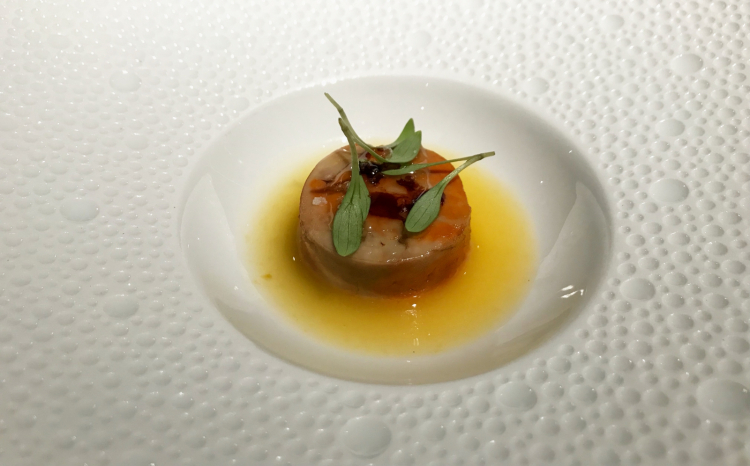 Rana pescatrice: fegato di rana pescatrice, tucupì, miele di trifoglio, salsa di soia affumicata, germogli di coriandolo