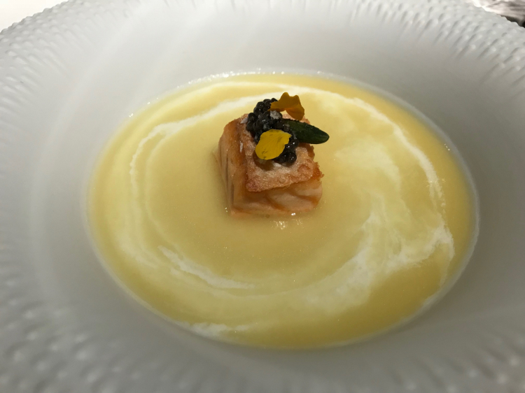 Caviale e salmone: ventresca di salmone cotta sulla sua pelle, caviale Beluga, brodo di olio del Garda, kefir di latte vaccino