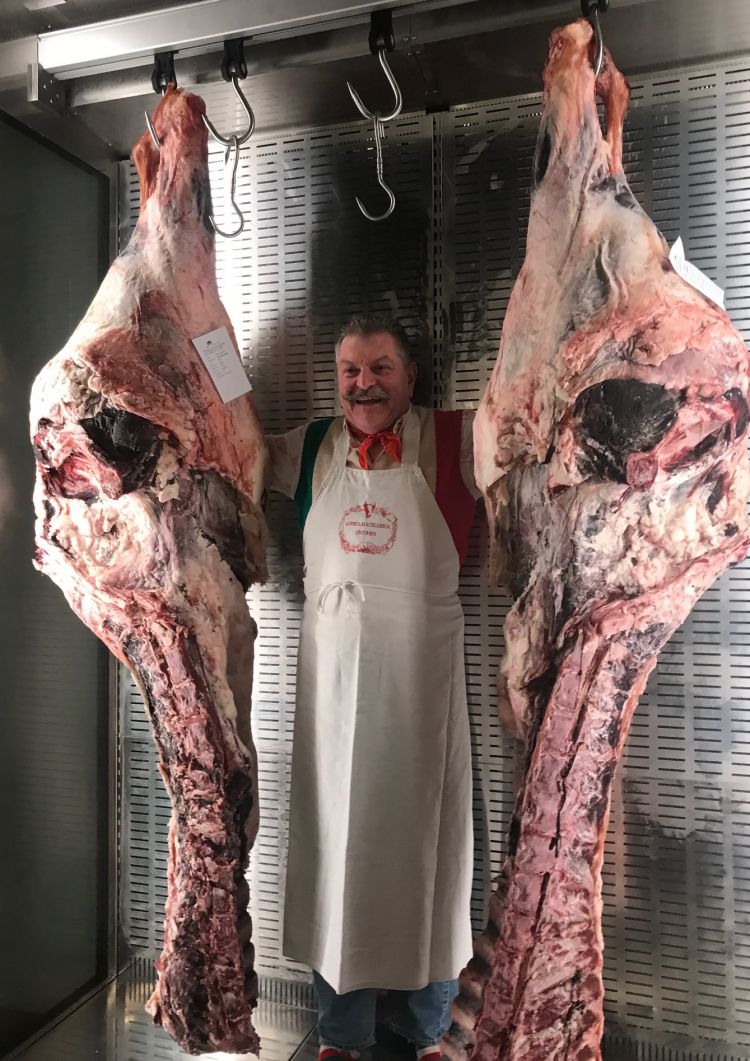 Dario Cecchini con le mezzene che provengono dalla tenuta L'Andana