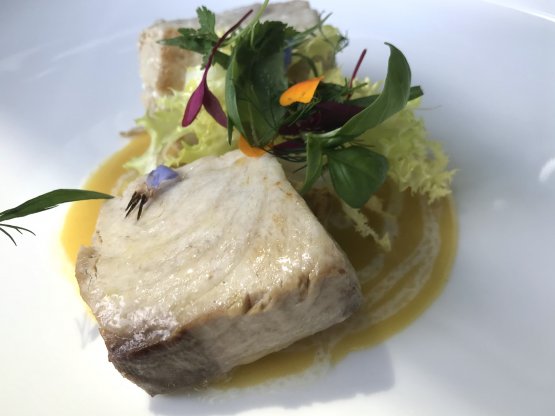 Ricciola alla brace, pomodoro giallo, taralli, erbe e fiori
