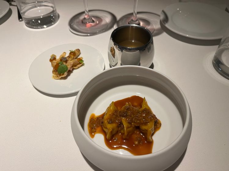 Piatto da zero spreco: la Gallina della domenica. Ravioli con ragu di creste di gallina, brodo di mais, zampa soffiata con chutney di albicocca
