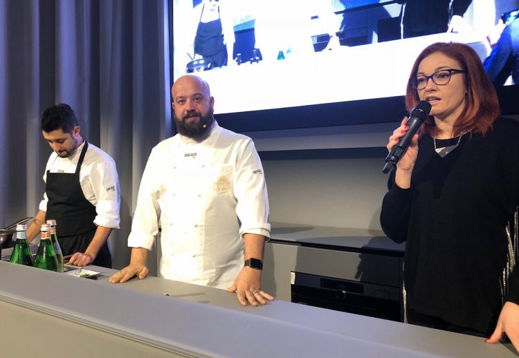 In primo piano, Eleonora Cozzella, giornalista e moderatrice dell'incontro. Al centro, Domingo Schingaro. A sinistra il suo sous chef Angelo Convertini