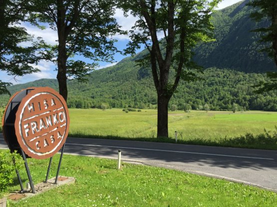 L'ingresso di Hiša Franko a Staro Selo, frazione di Caporetto, a una manciata di chilometri dal confine tra Slovenia e Italia, telefono +386.(0)5.3894120 
