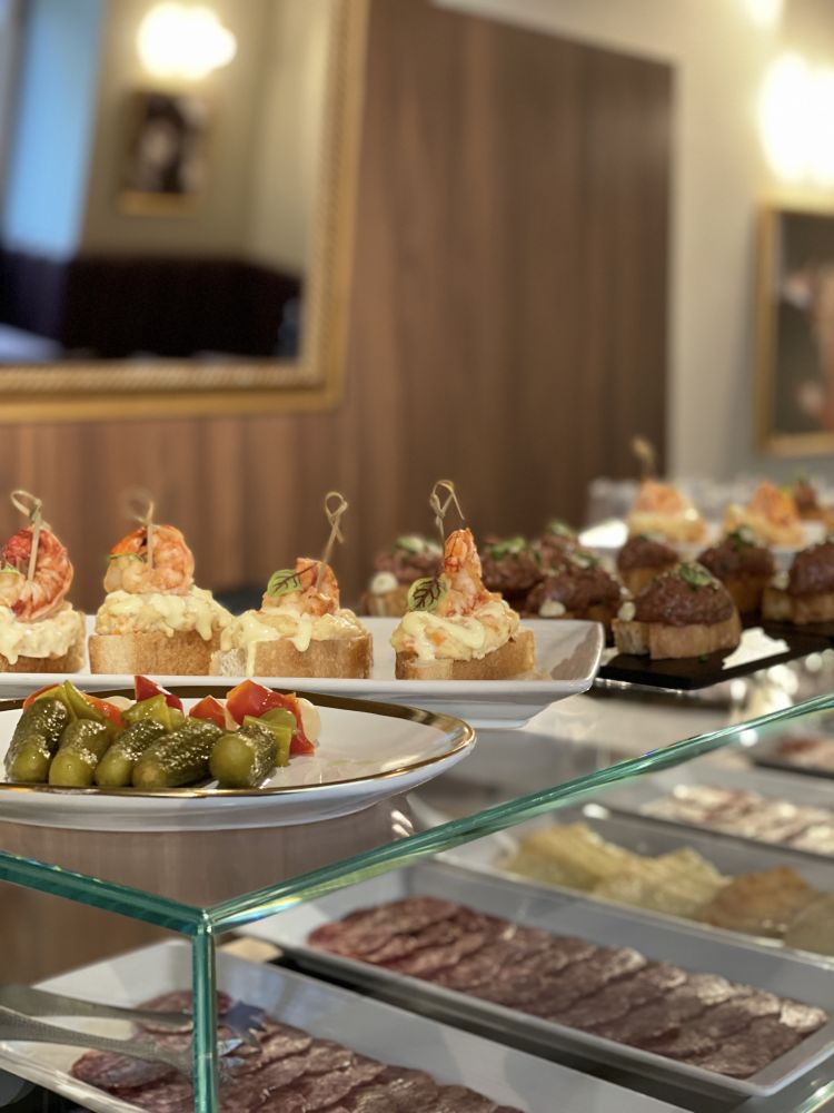 Una selezione di tapas frias, le tapas fredde - pintxos, salumi e formaggi