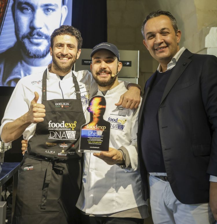 Jacopo Ticchi, al centro, con il suo sous chef Andrea Borroni e Giovanni Pizzolante, patron di FoodExp