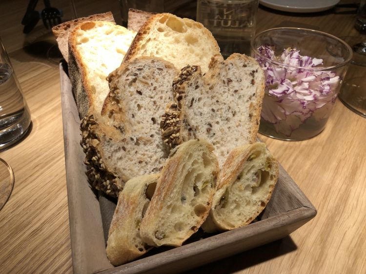 Pani che profumano di grani ancestrali, custodi dell'aromaticità della macchia mediterranea, preparati con sapienti e lunghe lievitazioni. Un ricco assortimento lo abbiamo ritrovato nel cestino del pane de Il Refettorio Majer
