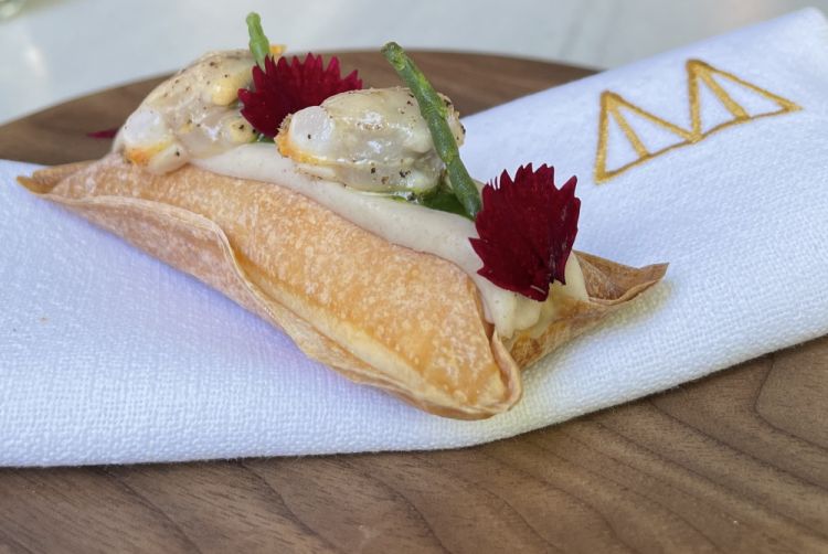 Soufflé di berberechos: per consistenza e croccantezza, potrebbe quasi ricordare una air baguette. Si presenta ripiena di una spuma di dashi, sopra i molluschi amatissimi in Galizia e Catalogna (da noi si chiamano cardi, simili alle vongole), un'emulsione di lievito madre e salicornia. Un altro assaggio in cui c'è tutto: leggerezza, eleganza, golosità
