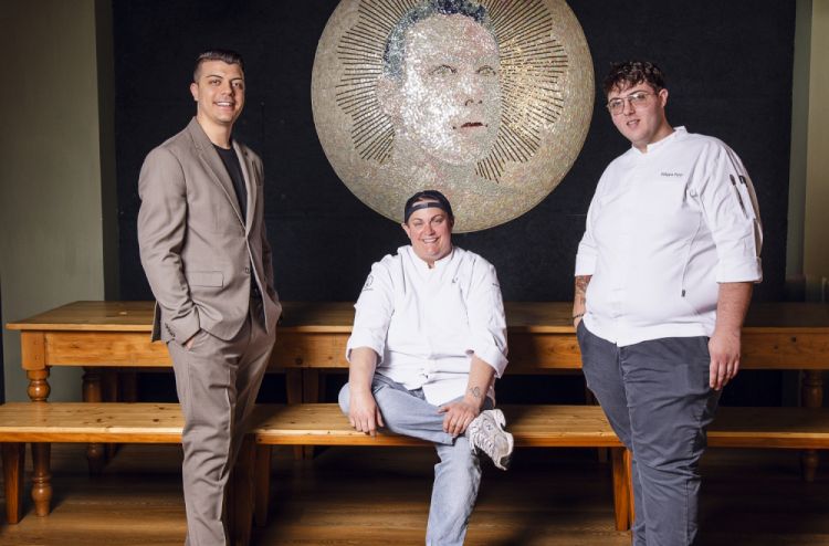 Il maître e sommelier Manuel Ettoumi, la chef V