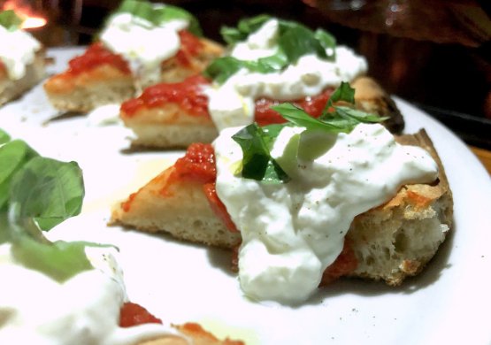 L'esemplare Margherita con burrata
