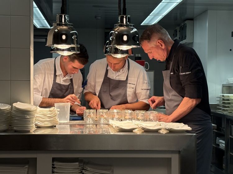 Nieder e la sua brigata al lavoro: lo spettacolo nello spettacolo che si vive dallo Chef's table